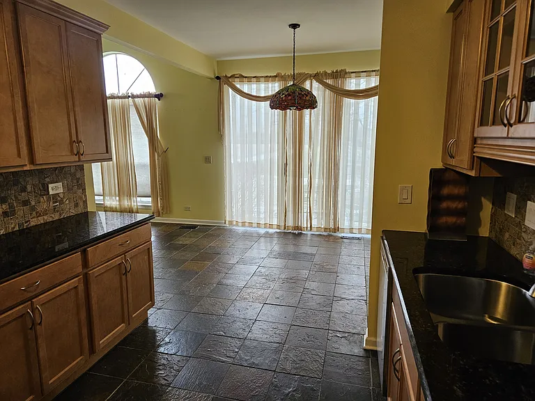 615 Woodhaven Dr — Photo 4