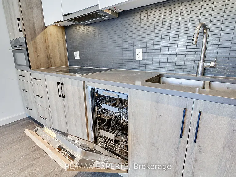 741 King St W #103 — Photo 15