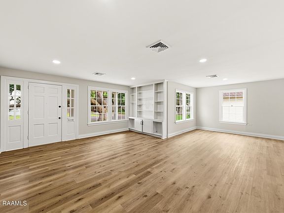 4th image of 210 Country Club Dr