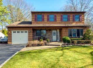15 Sal Ct, Bohemia, NY 11716