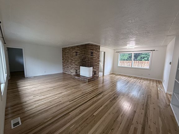 3rd image of 931 Chemawa Rd N