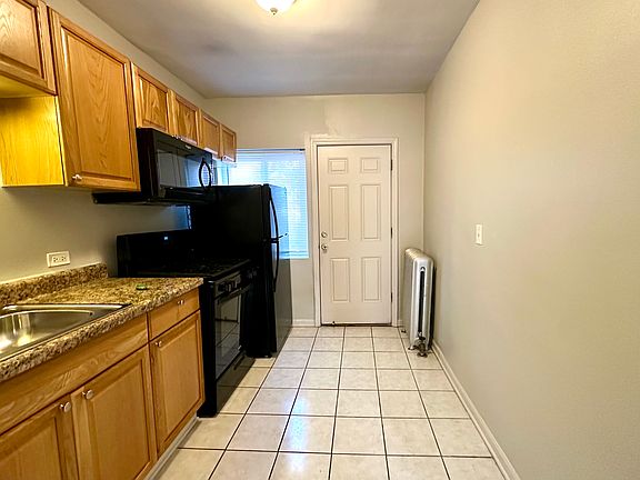 2nd image of 1340 W Argyle St APT 3S