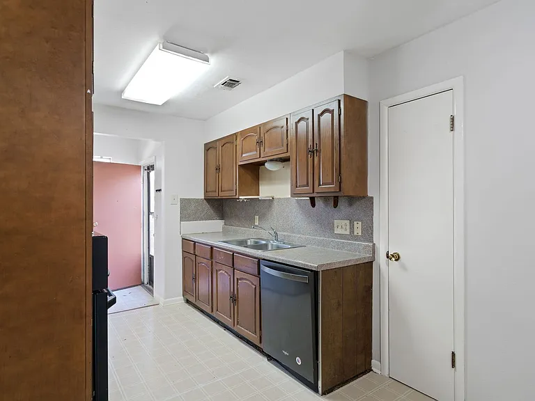 130 Algarita Rd — Photo 9