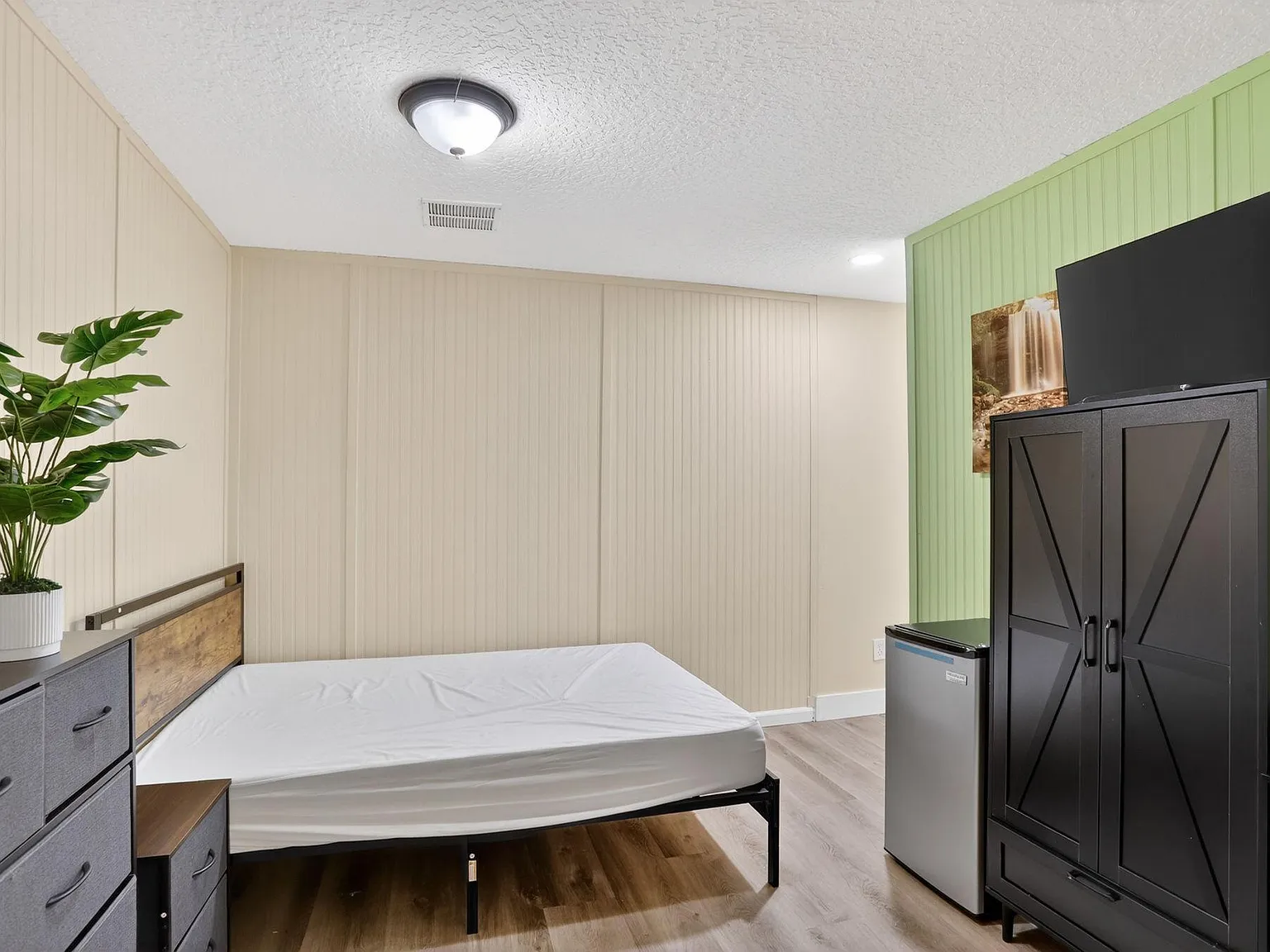 4 bed, 3.0 bath, 2244 sqft, $888 — Photo 2