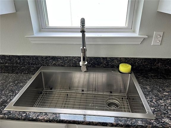 4th image of 102 Zachary Dr