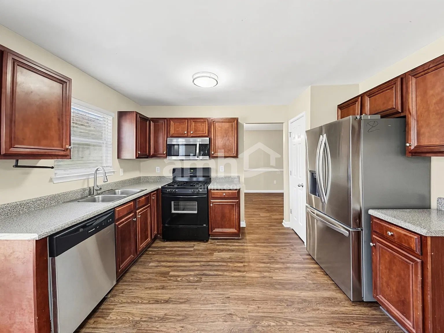 3 bed, 2.5 bath, 2309 sqft, $2,220 — Photo 4