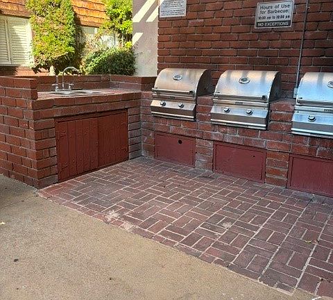 4th image of 5403 Newcastle Ave