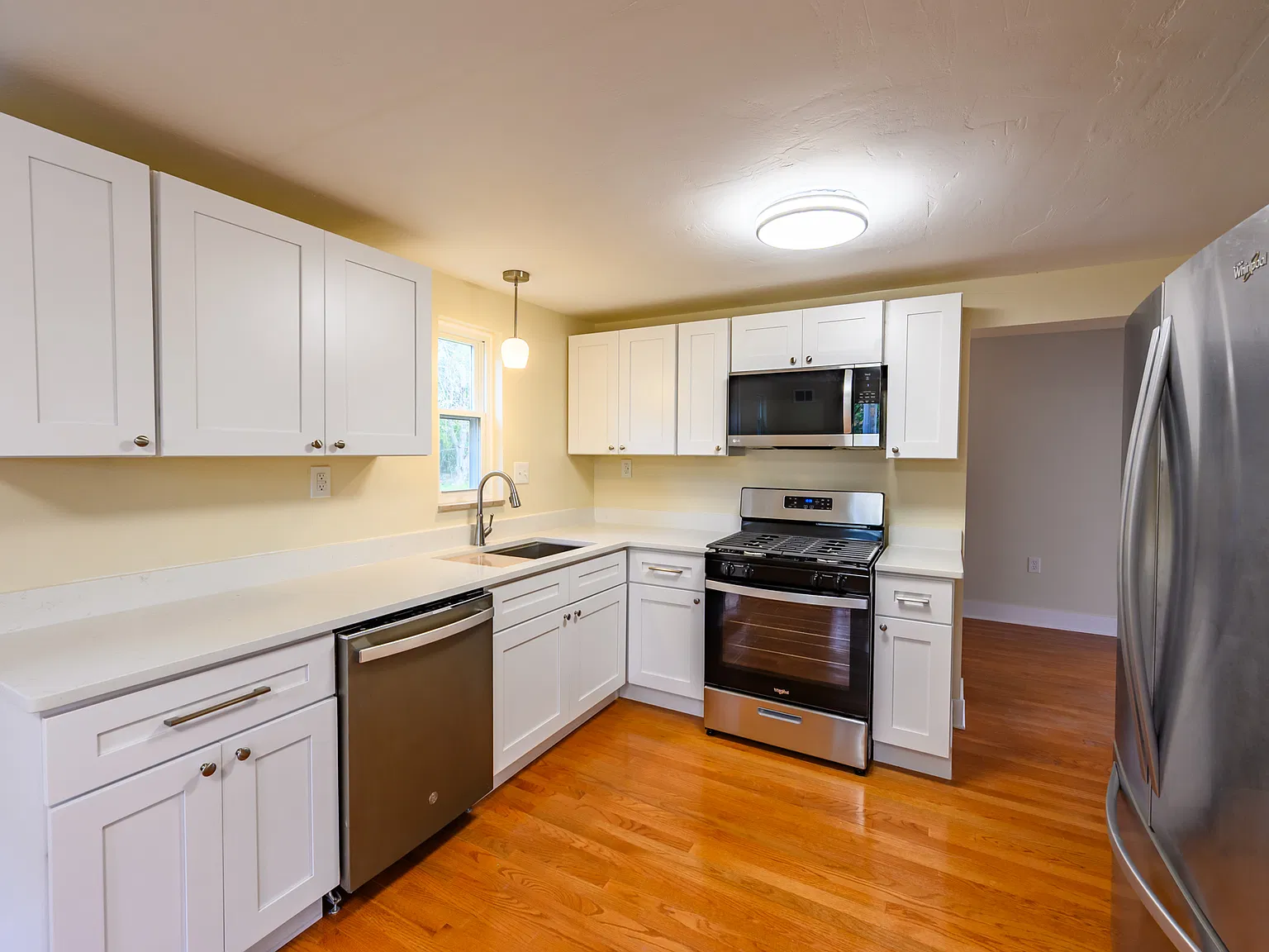 3 bed, 1300 sqft, $2,400 — Photo 3