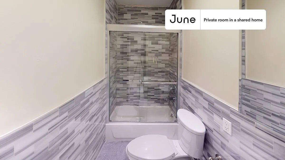 Queen bedroom in 6 bed/3 bath home in Upper West Side #1796 E — Photo 4