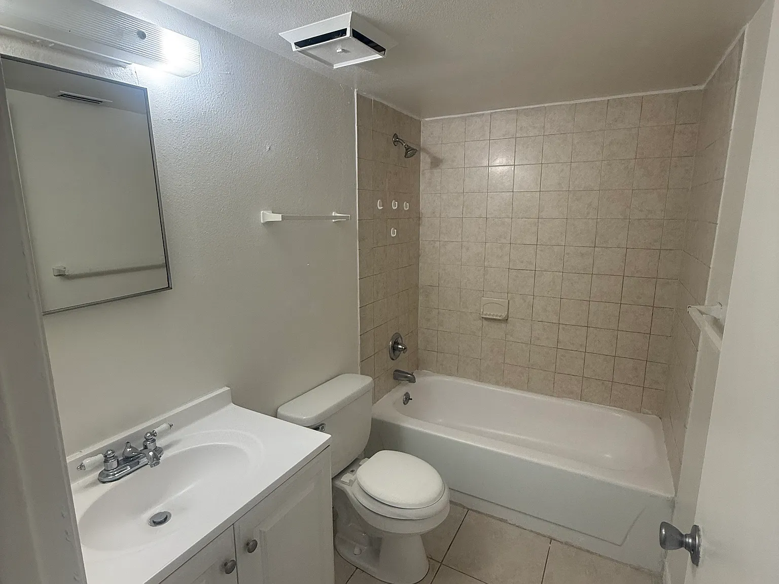 2 bed, 887 sqft, $1,195 — Photo 2