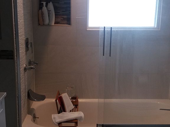 2nd image of 1046 Garden Pl