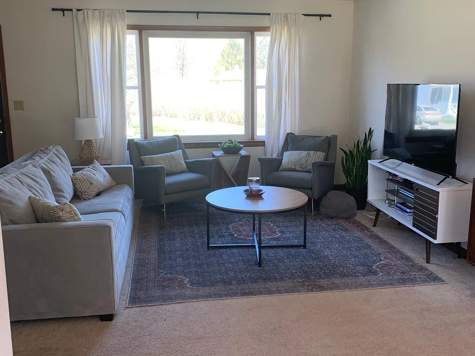 3 bed, 1300 sqft, $2,400 — Photo 1