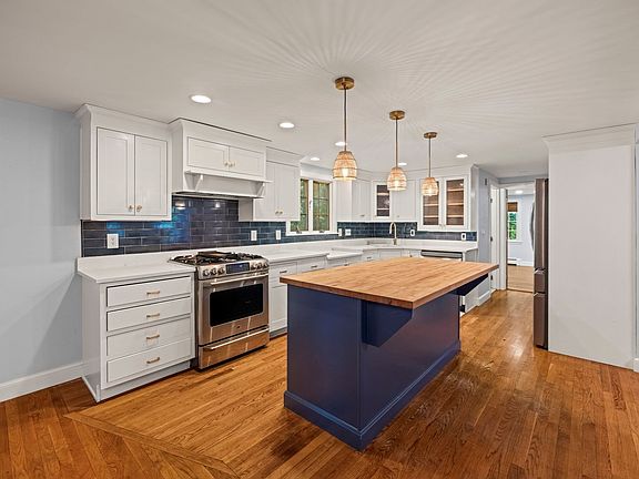 4th image of 16 Agawam Rd