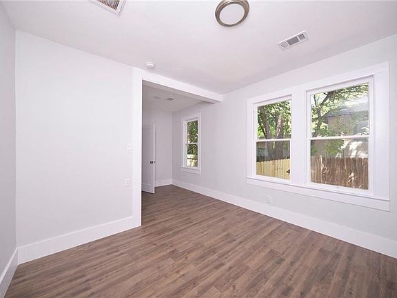 4th image of 208 W 45th St
