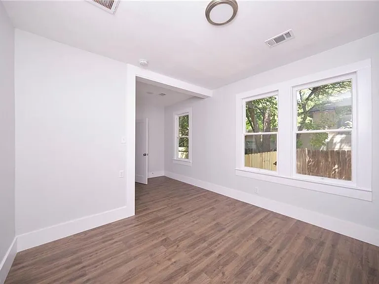 208 W 45th St — Photo 4