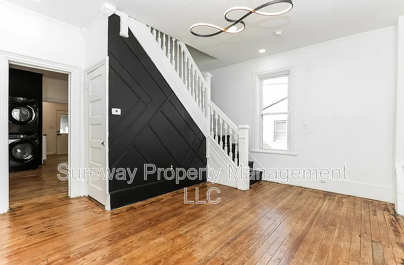 3 bed, 1.0 bath, 1100 sqft, $2,100 — Photo 3