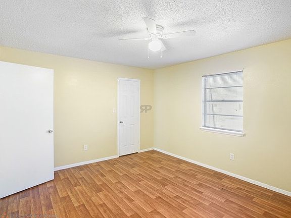 3rd image of 1015 W Pioneer Pkwy APT D