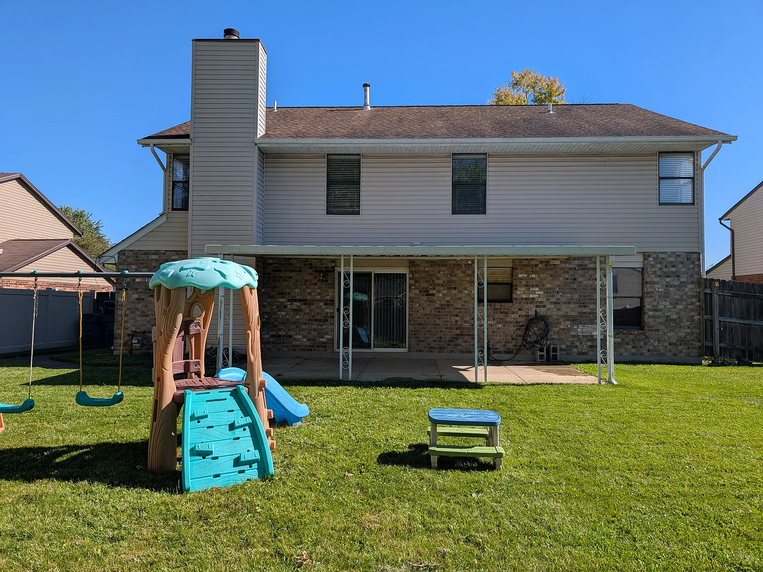 3 bed, 2.5 bath, 2372 sqft, $2,200 — Photo 2