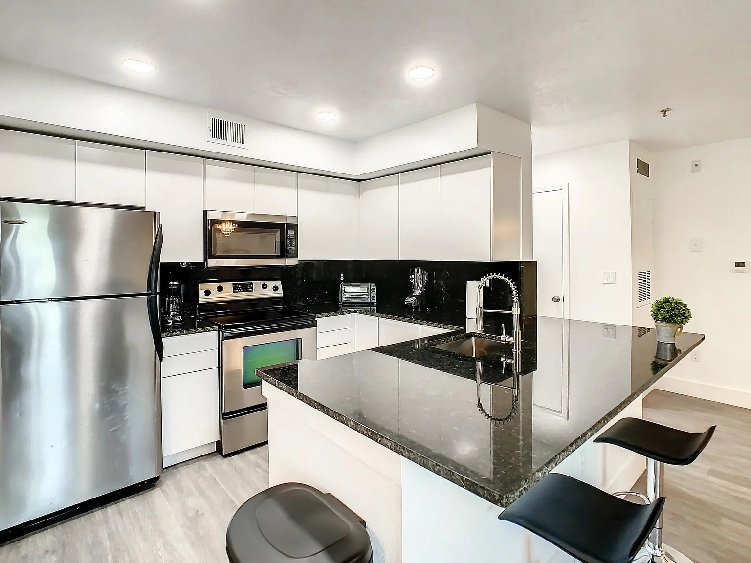 7002 Westpointe Blvd — Photo 2