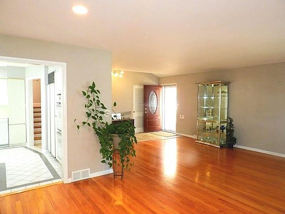 3rd image of 6940 N Kedvale Ave