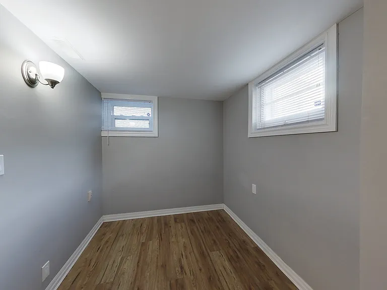 2 Howard Cres #2 — Photo 12