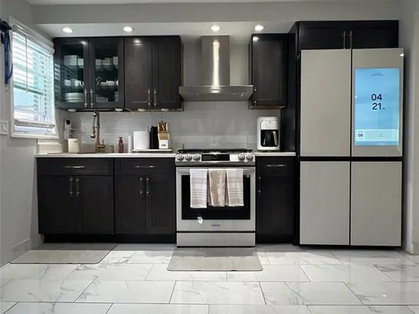 493 River Dr, Elmwood Park, NJ 07407