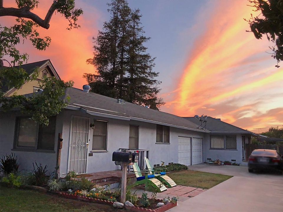 Back unit has a private backyard and patio.