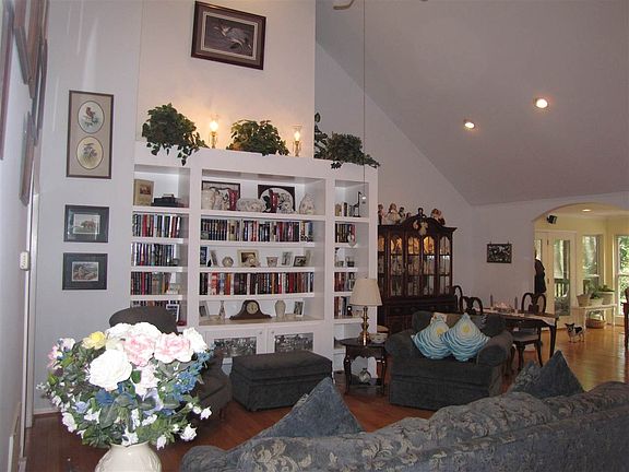 5th image of 121 Forest Dr