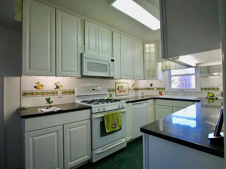 1522 Dwight Pl — Photo 10