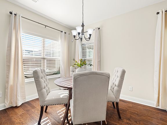 3rd image of 639 Weybridge Dr