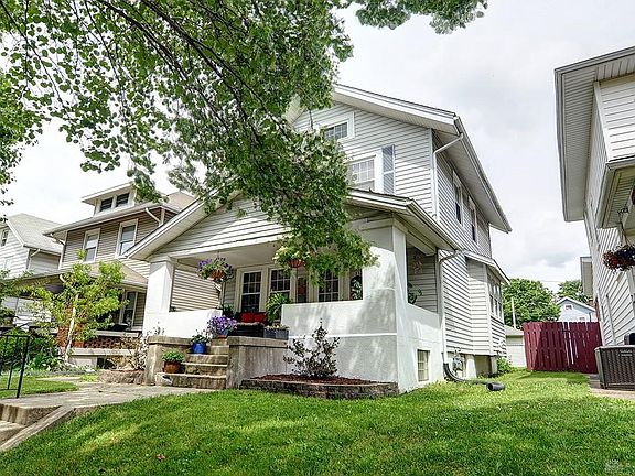 3rd image of 732 Bowen St