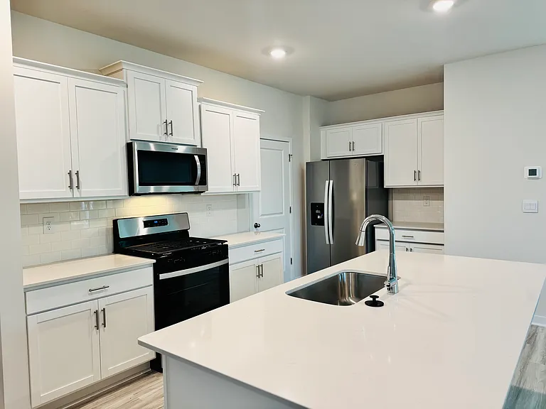Bright and beautiful gourmet kitchen with modern appliances!