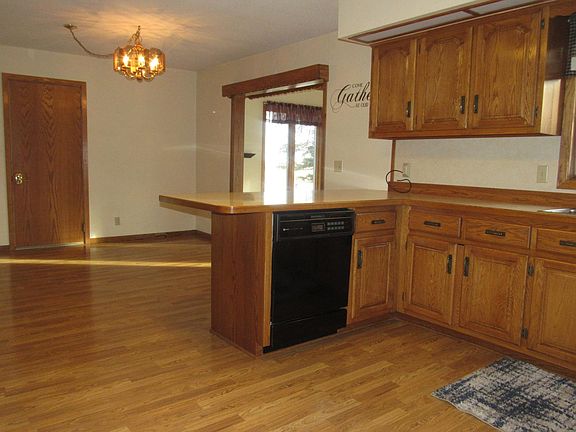 4th image of 411 Front St E