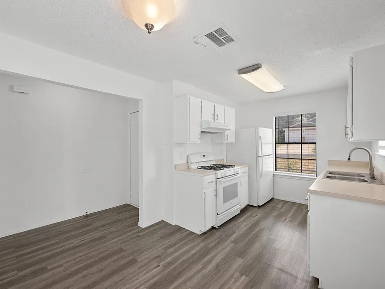 1303 Dominique Dr — Photo 5