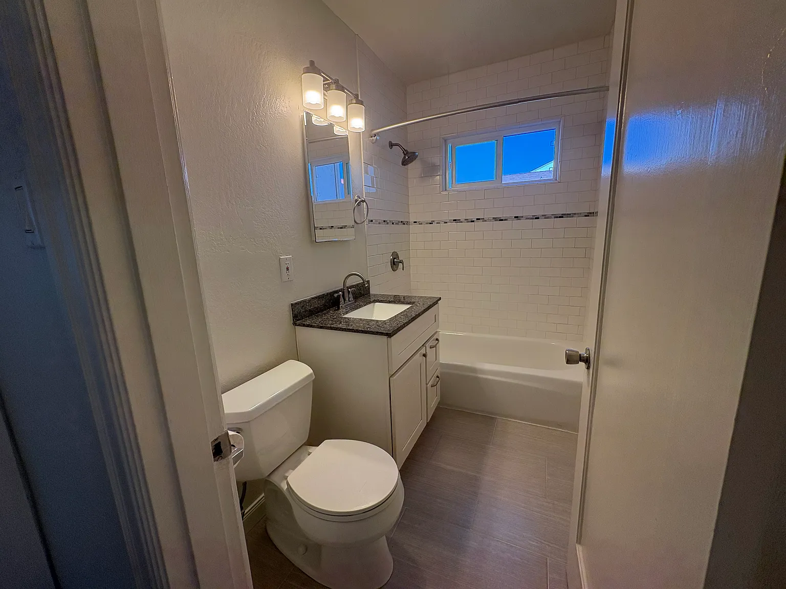 2 bed, 970 sqft, $2,400 — Photo 2
