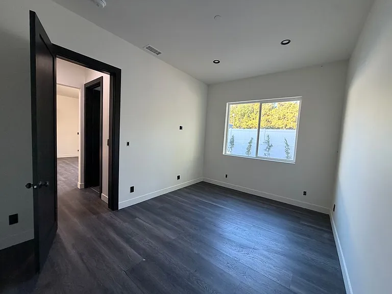 6235 Penfield Ave — Photo 9