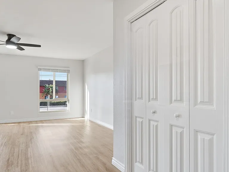 Cambridge Apartments — Photo 18