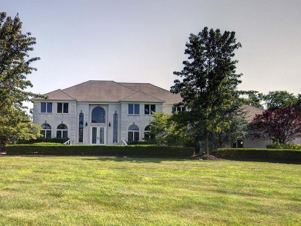 1st image of 17 Crest Circle Dr