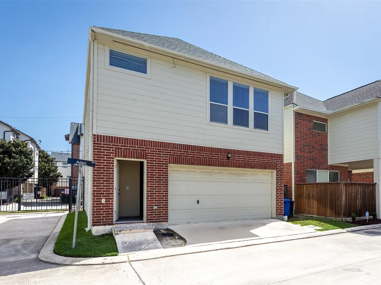 3 bed, 2.0 bath, 1572 sqft, $2,395 — Photo 4