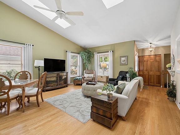 3rd image of 1069 Devonshire Ave #1069