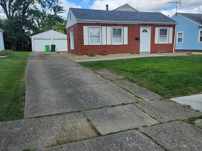 501 Grosvenor Ave NW — Photo 2
