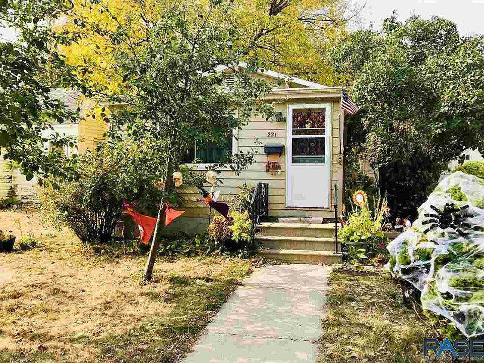 1st image of 221 S Lincoln Ave
