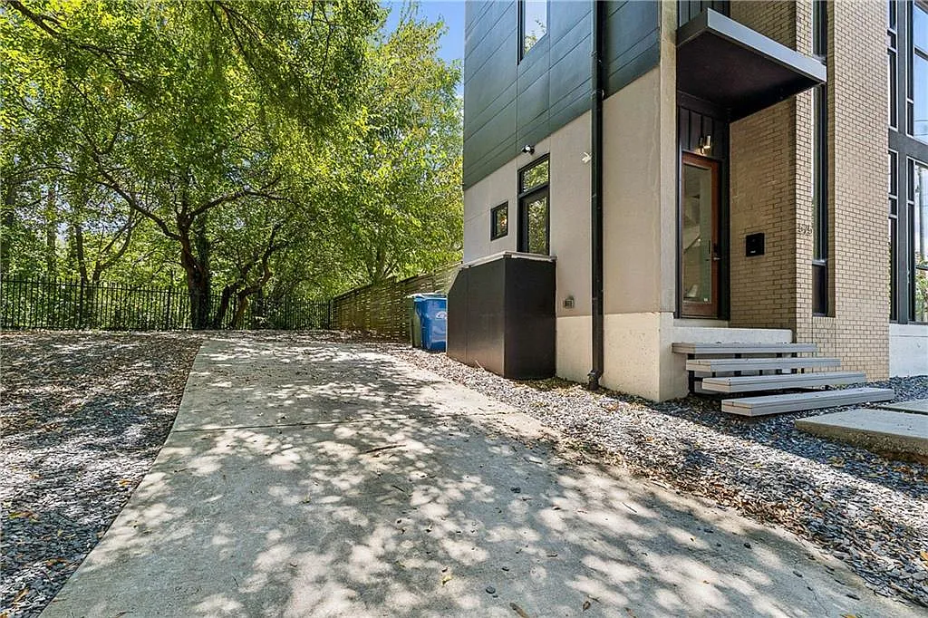 3 bed, 3.5 bath, 1993 sqft, $6,000 — Photo 3