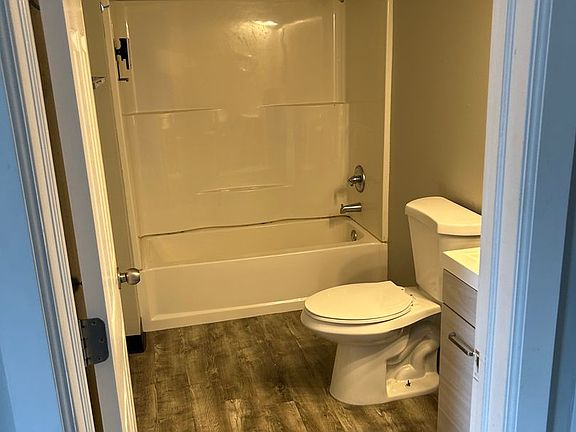 4th image of 38 Baldwin Ave #9
