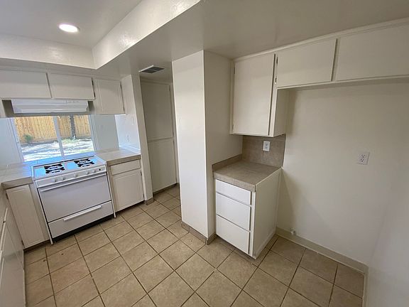 5th image of 229 E Harold Ct