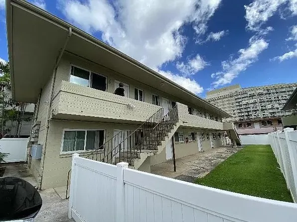 1555 Wilder Ave APT 10, Honolulu, HI 96822