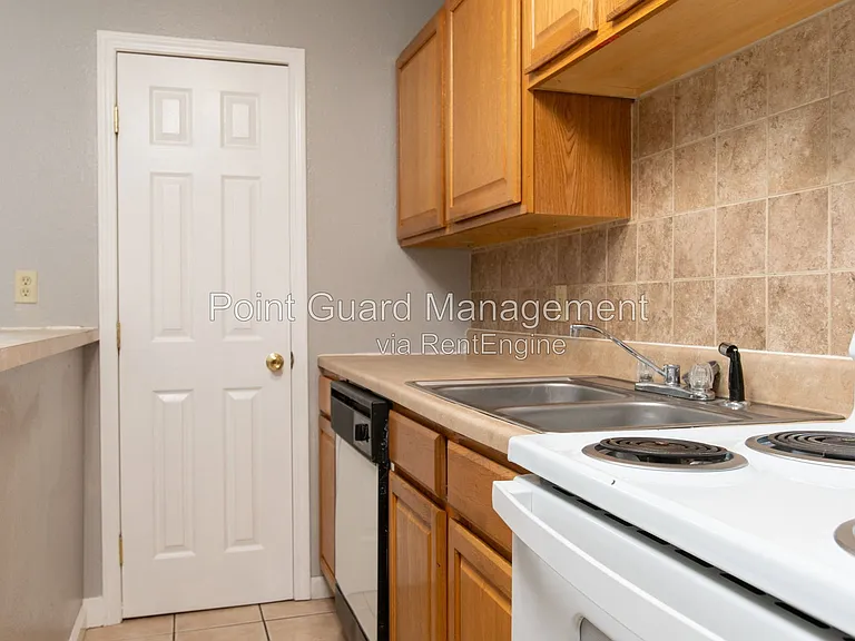 2228 S Oliver Ave — Photo 10