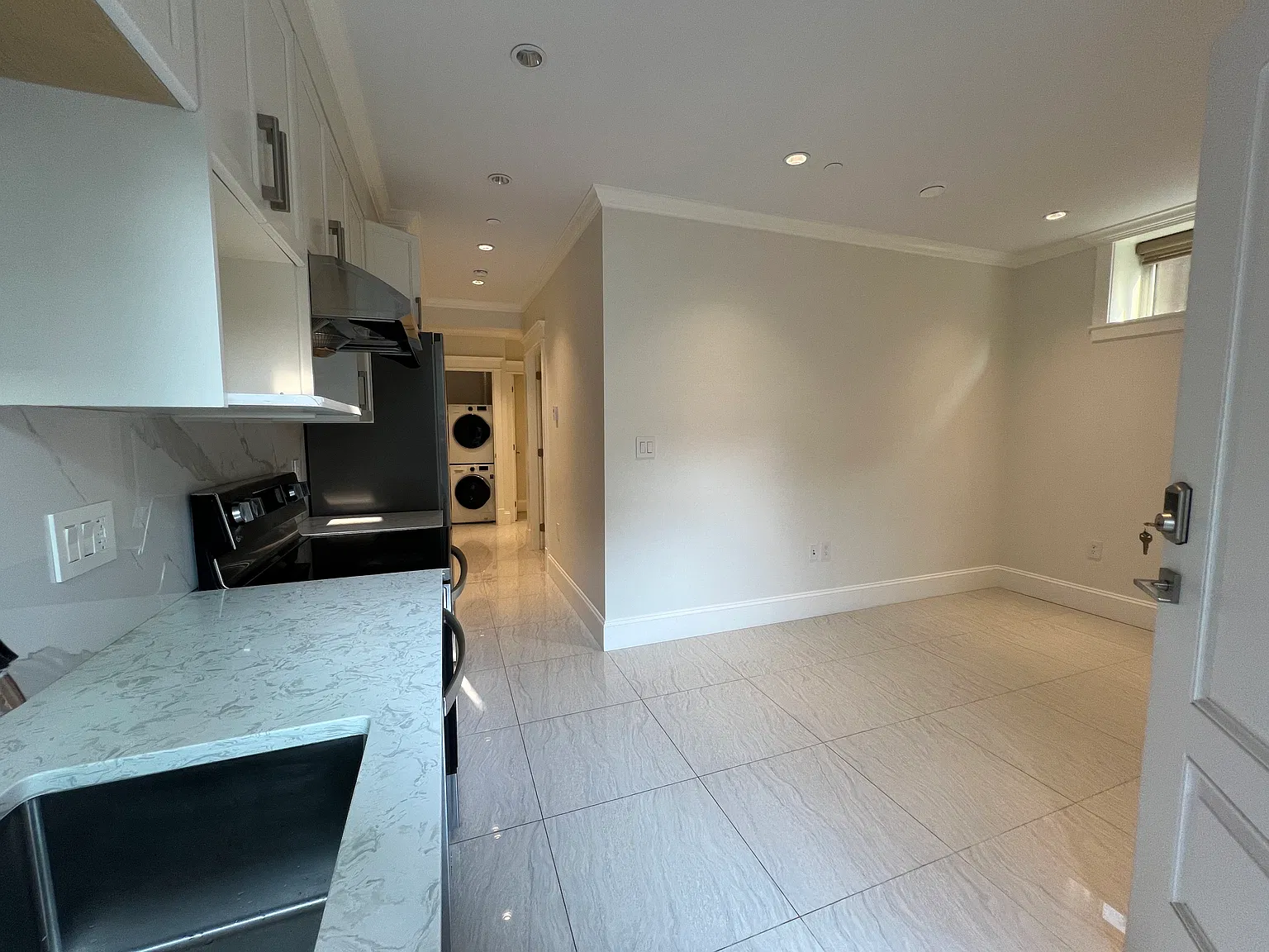 2 bed, 650 sqft, $1,900 — Photo 2