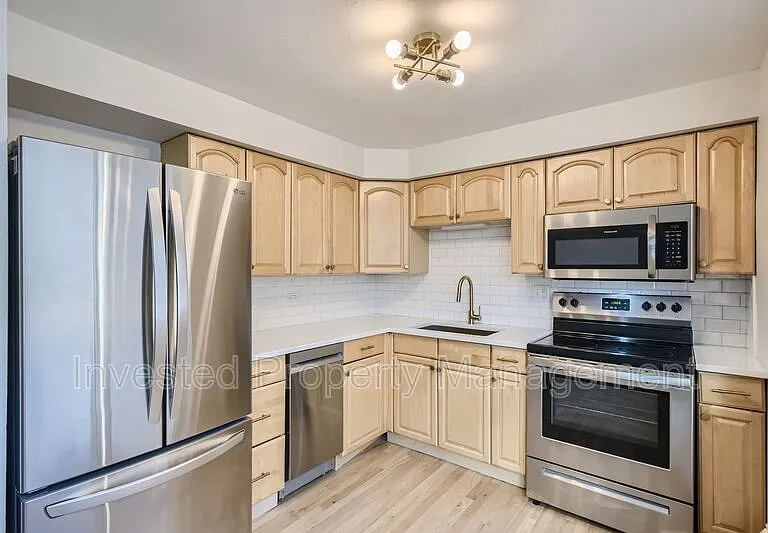 985 N Corona St #302 — Photo 6