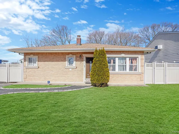 22 Somerset Road N, Amityville, NY 11701